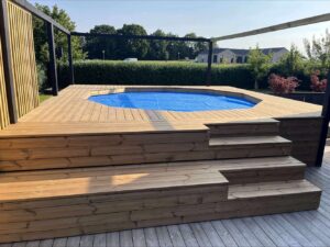 GRE above ground ROUND pool in wood terrasse 1330x1000